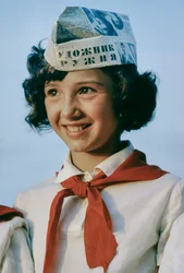 Jong meisje in Jong pionierskamp, verplichte jeugdorganisatie, voor Sovjet indoctrinatie, KHABAROVSK, USSR