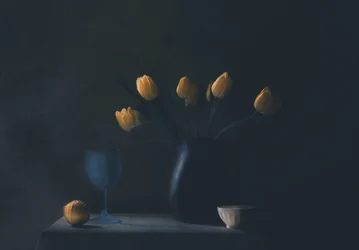 Stilleven met stemmige gele tulpen