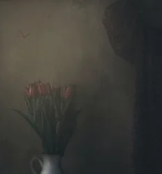 Tulpen in de schaduw en een vlinder
