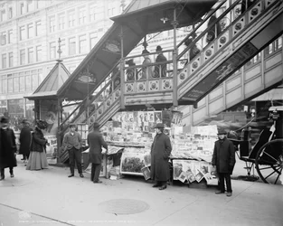 Een kenmerkende krantenkiosk op de stoep in New York City, ca. 1903