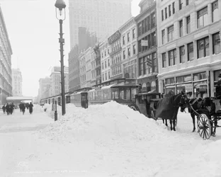 Geblokkeerd transport op 23rd street na een sneeuwstorm, New York, ca. 1905 (zw/w foto)