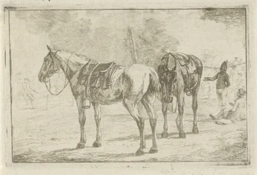 Twee gezadelde paarden bij een legerkamp