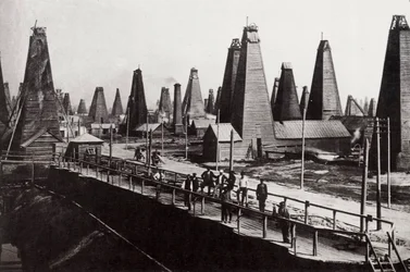 Oliebronnen bij Bakoe aan de Kaspische Zee, Rusland, ca. 1890