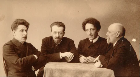 Groepsportret van de dichters Alexander Blok (1880-1921), Georgii Chulkov (1879-1939), Konstantin Erberg (1871-1942) en Fyodor Sologub (1863-1927)