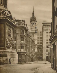 Aan de voet van het monument van Fish Street Hill