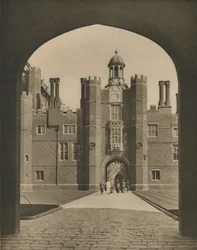 Base Court, de eerste binnenplaats van Wolseys paleis, c1935