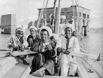 Berberse bootmannen, overstroomd eiland Philae, Egypte