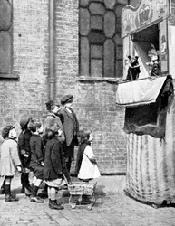 Kinderen kijken naar een Punch en Judy show in een straat in Londen, 1936