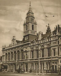Hammersmith Town Hall vanaf Hammersmith Broadway, ca. 1935