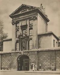 Hoofdingang van St. Bartholomews, Londens oudste ziekenhuis