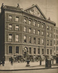 Kantoren van The Times in Queen Victoria Street nabij een historische locatie, ca. 1935