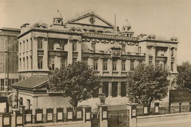 Buiten het Peoples Palace in de Mile End Road, c1935