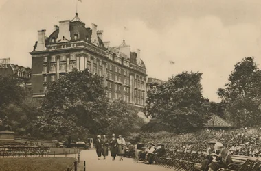 Villiers Street-sectie van de Victoria Garden en een uitzicht op het Cecil Hotel, ca. 1935