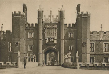 Wolseys westgevel van Hampton Court Palace en de opgegraven brug, c1935