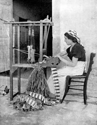 Vrouw die met stro weeft op een handweefgetouw, Fiesole, nabij Florence, Italië, 1936