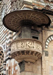 Preekstoel aan de buitenkant van de kathedraal van Prato