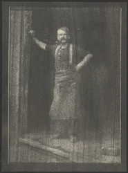 [Smid staat in de deuropening, pijp in de mond].