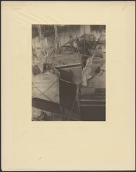 [Haven, vol met zeilende vissersschepen].