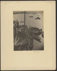 [Haven, zeilboten met zeilboten op de voorgrond].