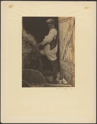 [Man met snor en pet in de deuropening van een schuur].