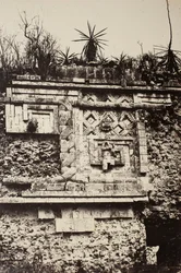 Uxmal, Indiaans bas-reliëf, Nonnenpaleis
