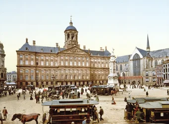 Het Koninklijk Paleis in Amsterdam vanaf de Dam, 1890-1900