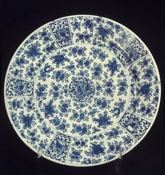 Bord met blauw rozenpatroon, 1764