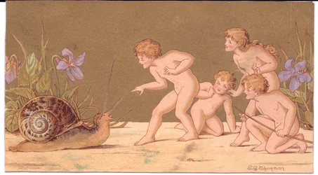 Een Victoriaanse wenskaart van vier naakte feeën die een slak plagen tegen een gouden achtergrond, c.1895