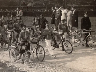 Album ‘PNF (Nationale Fascistische Partij)’: fietsuitstapje van de Dopolavoro-organisatie