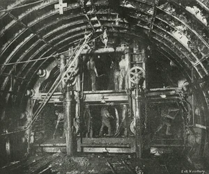 Het graven van de tunnel voor de Waterloo en City Railway