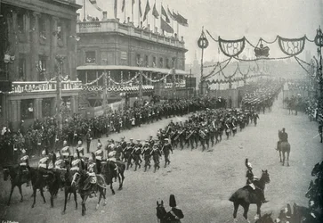 Het marinecontingent steekt de London Bridge over naar Southwark, Londen, 1897