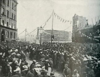 De Koninklijke Processie: De Koninklijke Rijdende Artillerie passeert St. Georges Circus, Borough, 1897