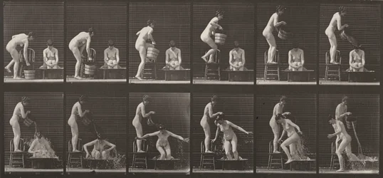 Plaat nr. 406. Vrouw giet een emmer water over een andere vrouw