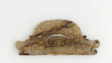 Halfcirkelvormige plaquette met drakenkoppen aan de uiteinden, 5e-4e eeuw v.Chr.