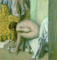 Na het bad, vrouw droogt haar linkervoet