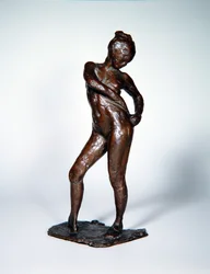 Danser die de touwtjes van haar panty vastmaakt, ca. 1885-90 (brons)