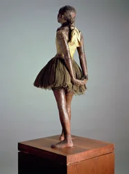 Kleine danseres, 14 jaar oud, van achteren gezien
