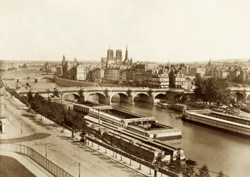 Seine met bruggen, op de achtergrond Notre-Dame de Paris