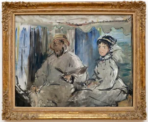 De schilder Claude Monet (1840-1926) in zijn atelier. (Aan zijn zijde, zijn vrouw Camille, in zijn werkplaatsboot)