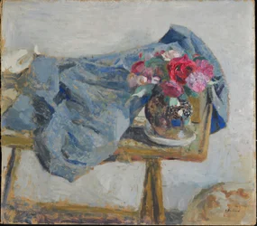 Rode rozen en stoffen op een tafel, 1900-1901