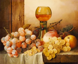 Druiven, appels, pruimen en een perzik met hockglas op gedrapeerde rand