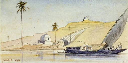 Een grote Egyptische fellucca op de Nijl (Egypte), voor de steile oevers, met een palmboom en twee witte maraboes, die het woestijnaspect van het landschap accentueren