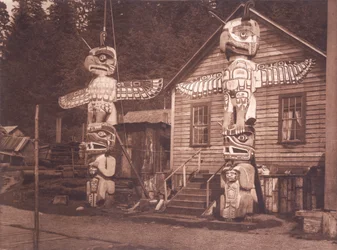Gesneden palen in Alert Bay, British Columbia