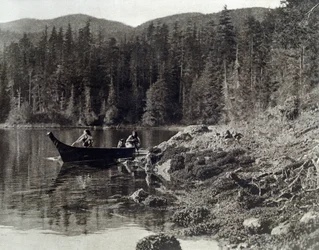 Amerikaanse Indianen kanoën aan de kust van de Nootka