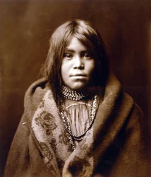 Een Apache meisje, c. 1903, foto Edward S. Curtis
