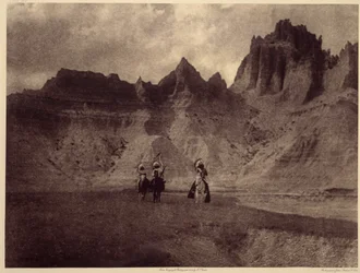 In de Badlands. Deze verbazingwekkende afbeelding is gemaakt in Sheep Mountain, op het Pine Ridge-reservaat, Badlands, South Dakota. Foto uit volume 3 van Edward S. Curtis