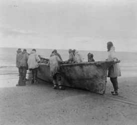 Inheemse Amerikanen lanceren een walvisboot bij Cape Prince of Wales, Alaska, c.1929