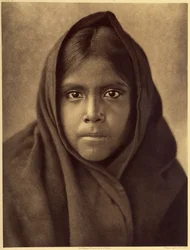 Qahatika meisje. Jonge Qahatika meisje. Deze woestijnindianen wonen ongeveer 60 kilometer van het Pimas-reservaat (Arizona). Foto uit deel 2 van de encyclopedie van Edward S. Curtis over Noord-Amerikaanse Indianen, met een voorwoord van Theodore Roosevelt.