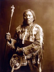 Running Rabbit (Aatsista-Mahkan 1833-1911), Blackfeet-indiaan, ca. 1900, foto van Edward S. Curtis