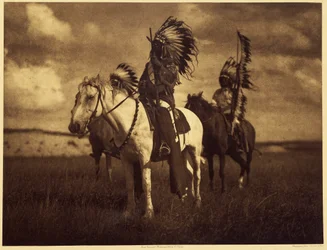 Sioux-hoofden. Vaak vormden twee of drie mannen een oorlogstroep en vertrokken voor weken of maanden. Soms kwamen ze terug met scalpen, paarden of vrouwen.